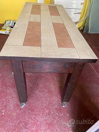 Tavolo in legno e piastrelle