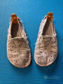 Scarpe Vivobarefoot – tela fantasia scritte