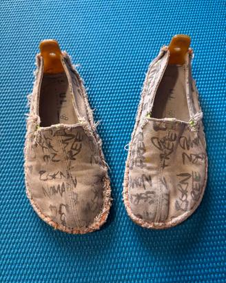 Scarpe Vivobarefoot – tela fantasia scritte