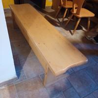 Panca di legno massiccio.