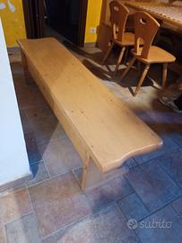Panca di legno massiccio.