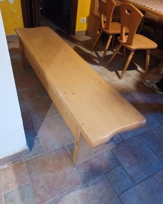 Panca di legno massiccio.