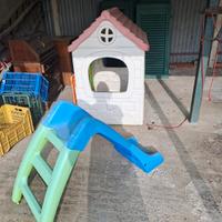 Scivolo e casetta da giardino per bambini