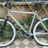 Bicicletta scatto fisso