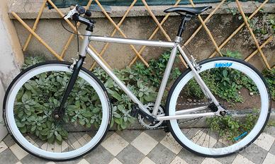 Bicicletta scatto fisso