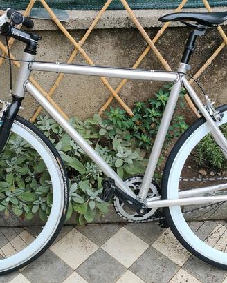 Bicicletta scatto fisso