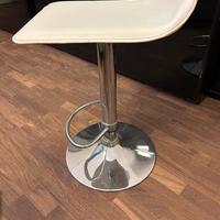 Sgabello in pelle bianco