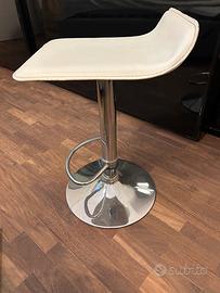 Sgabello in pelle bianco