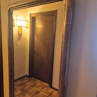 Grande specchio da parete con cornice classica