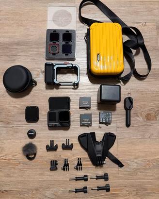 Insta360 Ace Pro 2 con molti accessori