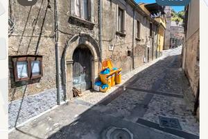 Intero stabile 800 mq + 400 suolo edificabile