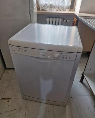 lavastoviglie  Indesit 