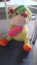 Pupazzo peluche mucca con biberon