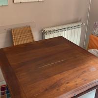 Tavolo in legno massello quadrato allungabile