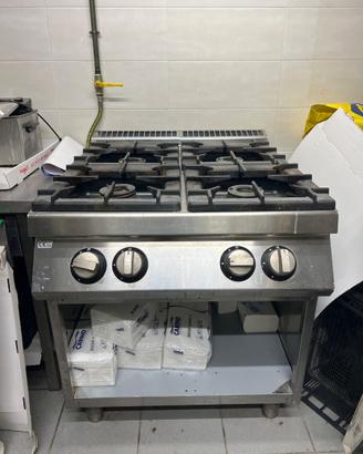 Cucina 4 fuochi professionale