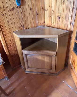 Mobiletto,sedie.