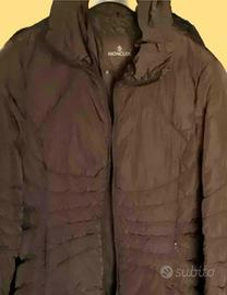 Piumino lungo marrone di Moncler