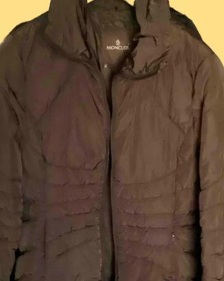 Piumino lungo marrone di Moncler