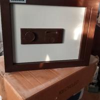 Robusta cassaforte murale Markin