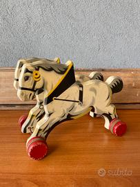 Cavallo giocattolo vintage in legno dipinto a mano