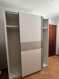 ARMADIO CON ANTE SCORREVOLI