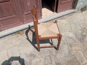 sedie in legno incordate.