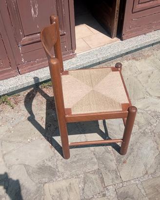 sedie in legno incordate.