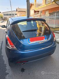 lancia y benzina ibrida quasi nuova