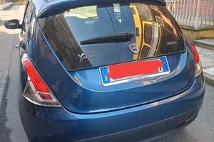 lancia y benzina ibrida quasi nuova