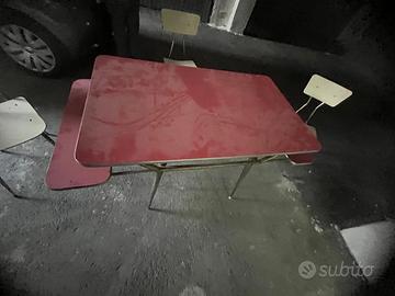 Tavolo vintage estensibile con 3 sedie – anni ’60