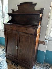 Credenza antica in legno con alzata decorativa