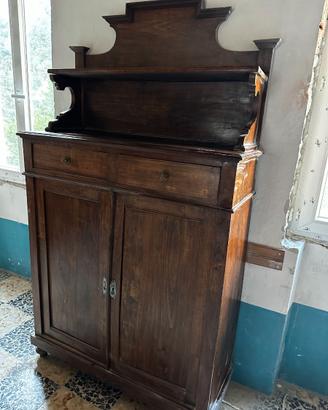 Credenza antica in legno con alzata decorativa