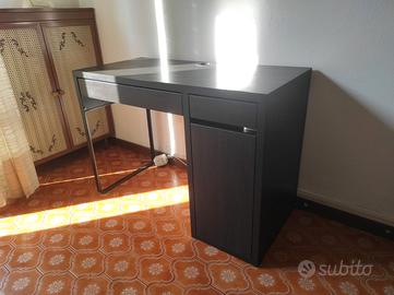 Scrivania nera con cassetti MICKE