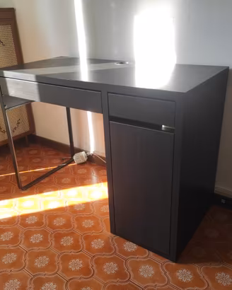 Scrivania nera con cassetti MICKE