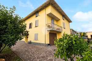 CASA SEMINDIPENDENTE A LANGHIRANO