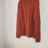 Maglione collo alto arancione a trecce