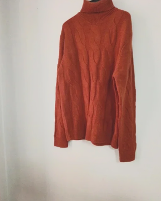 Maglione collo alto arancione a trecce