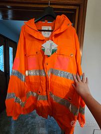 Cappotto primaverile con etichetta