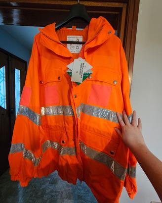 Cappotto primaverile con etichetta