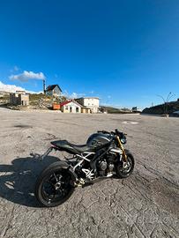 Triumph speed triple 1200 rs