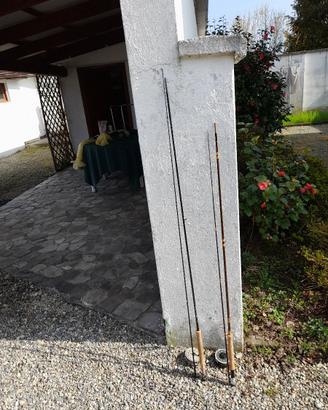 Canne per pesca a mosca con mulinelli.