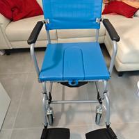 sedia a rotelle comoda per anziani con WC