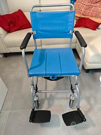 sedia a rotelle comoda per anziani con WC