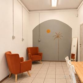 Ampia stanza studio/laboratorio/ufficio.
