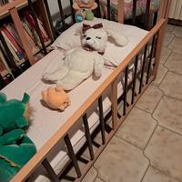 Lettino in legno con sponde, materasso, lenzuola