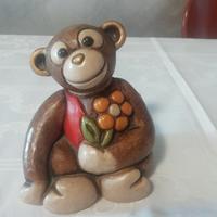 Scimmia con fiore thun