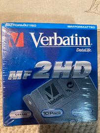 Floppy, VHS vergini, cavi RJ-45 e stampante parall