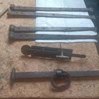 Cardini antichi con catenaccio e maniglione