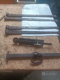 Cardini antichi con catenaccio e maniglione