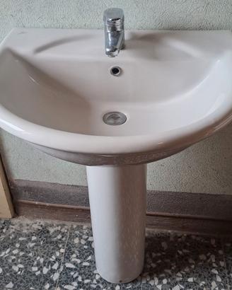 Lavabo Ideal Standard con colonna e miscelatore